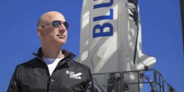 Jeff Bezos anuncia que irá ao espaço em primeiro voo tripulado da Blue Origin