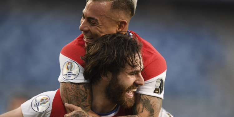 Chile recupera a memória e vence uma valente Bolívia