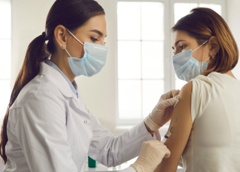 GUARAPUAVA APARECE NO RANKING ESTADUAL COMO UM DOS MUNICÍPIOS QUE MAIS VACINOU CONTRA A COVID-19