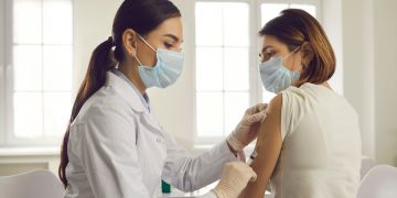 GUARAPUAVA APARECE NO RANKING ESTADUAL COMO UM DOS MUNICÍPIOS QUE MAIS VACINOU CONTRA A COVID-19