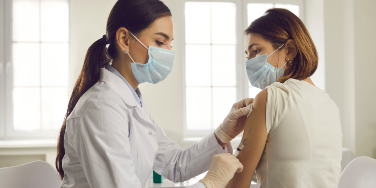 GUARAPUAVA APARECE NO RANKING ESTADUAL COMO UM DOS MUNICÍPIOS QUE MAIS VACINOU CONTRA A COVID-19