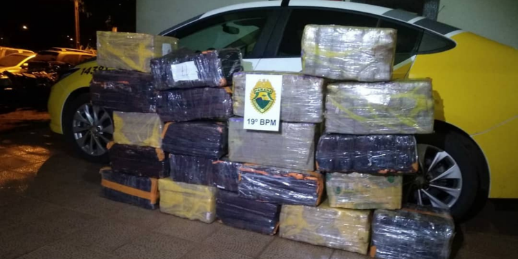 Adolescente é flagrado pela PM transportando mais de 300 quilos de maconha em Guaíra (PR)