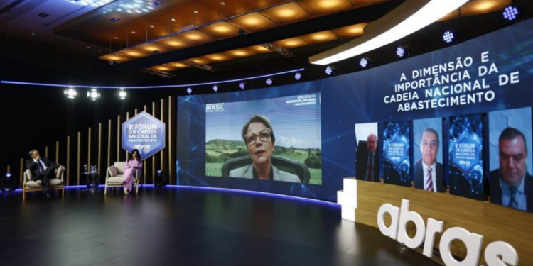 Ministra defende produção ambiental e socialmente sustentável em evento da cadeia de abastecimento