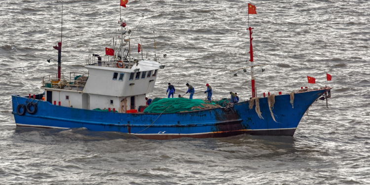 Pandemia dificulta o desmantelamento de redes de pesca chinesas no litoral da Índia