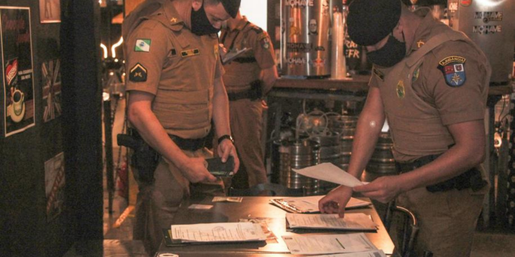 Ação integrada flagra 212 pessoas e interdita cinco pontos comerciais em Curitiba