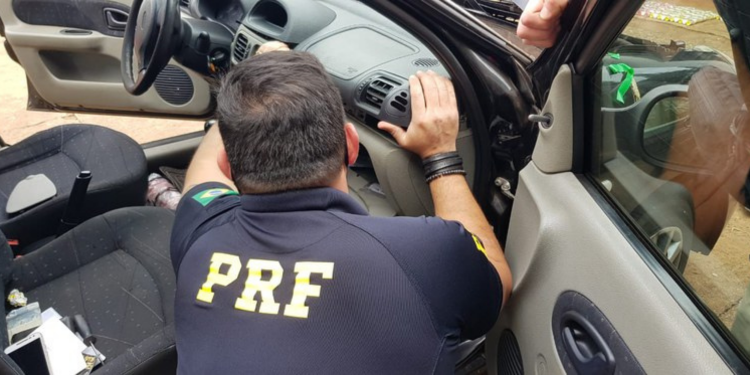 PRF apreende anabolizantes escondidos num carro em Londrina (PR)
