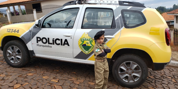 Pequena Admiradora da Policia Militar recebe visita  de Policiais do 16º BPM em seu Aniversário