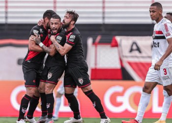 São Paulo é derrotado pelo Atlético-GO no Estádio Antônio Accioly, em Goiânia