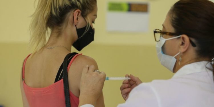 Agosto será decisivo para queda da pandemia no Paraná, aposta governo