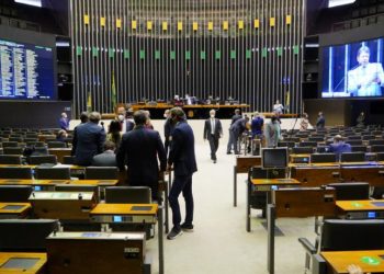 Apenas 4 deputados paranaenses votaram contra afrouxamento da Lei de Improbidade