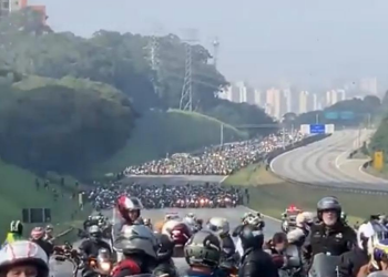 Milhares de apoiadores passeiam de moto com Bolsonaro, em São Paulo