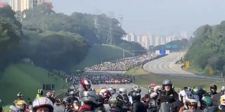Milhares de apoiadores passeiam de moto com Bolsonaro, em São Paulo