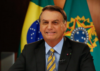 Bolsonaro promete vacina para toda a população até o fim de 2021