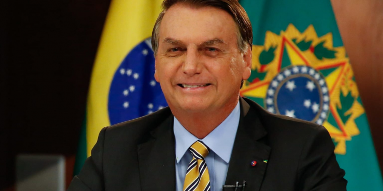 Bolsonaro promete vacina para toda a população até o fim de 2021