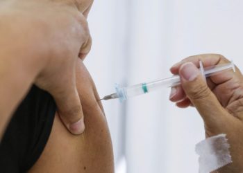 Curitiba vai vacinar profissionais de educação com 45 anos para cima