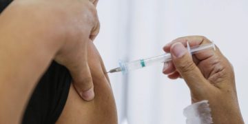 Curitiba vai vacinar profissionais de educação com 45 anos para cima