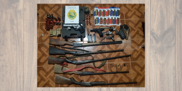 Homem e preso por posse ilegal de armas de fogo, no município de Laranjal-Pr