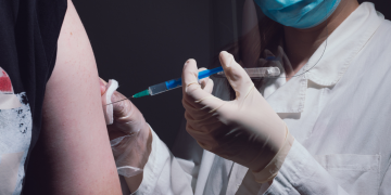 NESTA SEGUNDA (21), VACINAÇÃO CONTRA A COVID-19 SERÁ PARA PROFISSIONAIS DA EDUCAÇÃO E SEGUNDAS DOSES