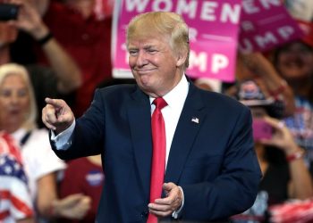 Facebook mantém suspensão de Donald Trump até 2023