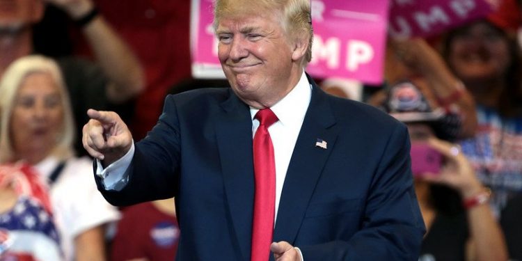 Facebook mantém suspensão de Donald Trump até 2023