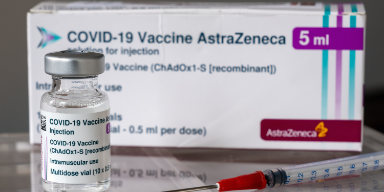 Canadá desaconselha AstraZeneca a pessoas com problema sanguíneo raro