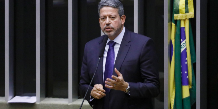 Lira diz ser possível Câmara aprovar reforma administrativa até setembro