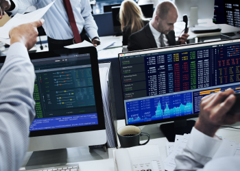 Ibovespa acelera alta com notícia de acordo no plano de infraestrutura dos EUA; dólar recua para R$ 4,90