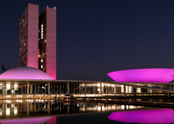 Iluminação rosa no Congresso lembra o mês da LAM, doença rara dos pulmões