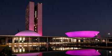Iluminação rosa no Congresso lembra o mês da LAM, doença rara dos pulmões