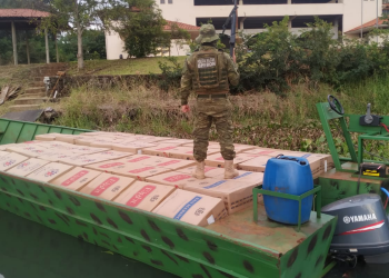 Apreensão de barco e caixas de cigarros em Guaíra durante operação na fronteira causa prejuízo de R$ 1,8 milhão ao crime organizado