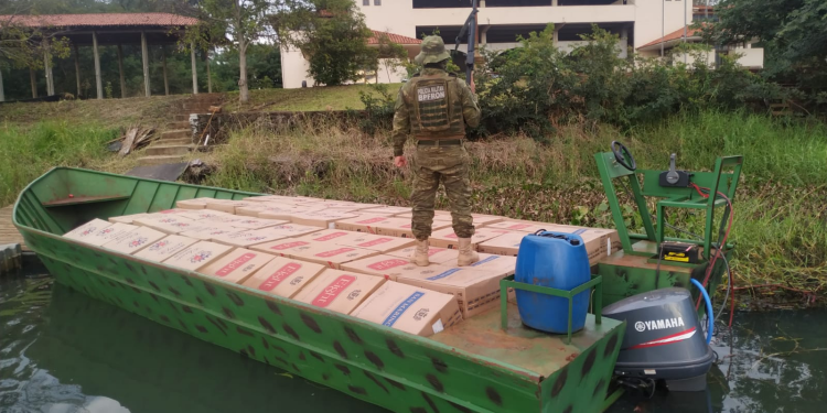 Apreensão de barco e caixas de cigarros em Guaíra durante operação na fronteira causa prejuízo de R$ 1,8 milhão ao crime organizado