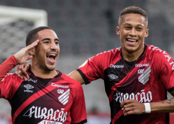 ATHLETICO-PR VENCE O ATLÉTICO-GO E É O NOVO LÍDER DO BRASILEIRÃO