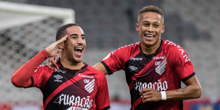 ATHLETICO-PR VENCE O ATLÉTICO-GO E É O NOVO LÍDER DO BRASILEIRÃO