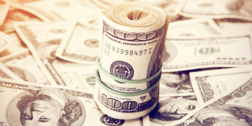 Dólar fecha em alta com ruído doméstico, mas cai 2,6% na semana