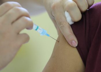 Vacinação fica restrita a 4 grupos prioritários; confira agenda desta terça