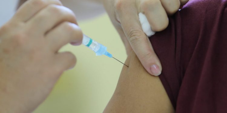 Vacinação fica restrita a 4 grupos prioritários; confira agenda desta terça