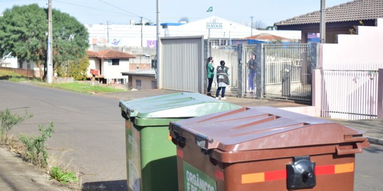 SECRETARIA DO MEIO AMBIENTE FAZ TRABALHO DE CONSCIENTIZAÇÃO SOBRE O DESCARTE DE RESÍDUOS NO BAIRRO DOS ESTADOS