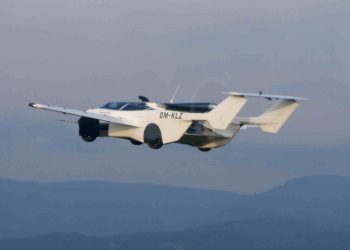 Carro voador faz trajeto aéreo de 35 minutos entre dois aeroportos