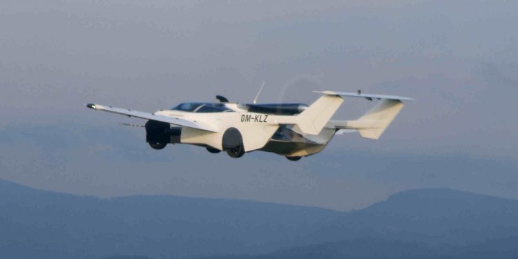 Carro voador faz trajeto aéreo de 35 minutos entre dois aeroportos