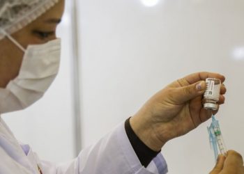 Curitiba amplia repescagem da vacinação para nascidos até 1985; postos atendem até 17h