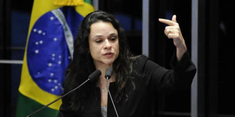 Janaina: “Muitos poderosos querem derrubar o presidente”