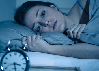 Insônia atinge seis a cada dez mulheres na menopausa, aponta estudo