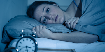 Insônia atinge seis a cada dez mulheres na menopausa, aponta estudo