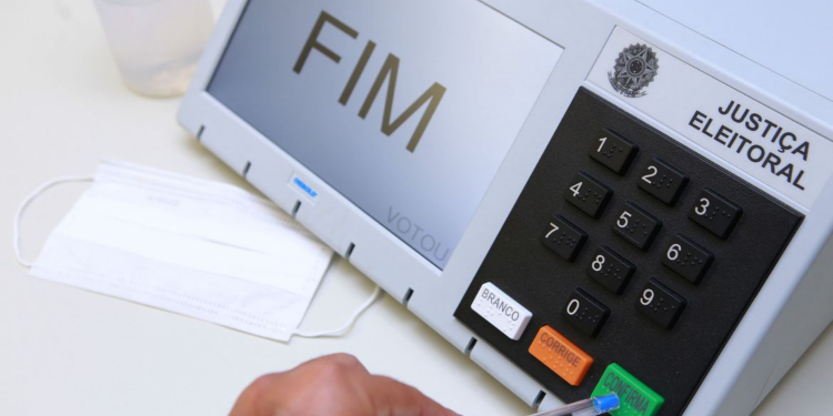 Eleitores de municípios de RS e MG escolhem prefeitos hoje