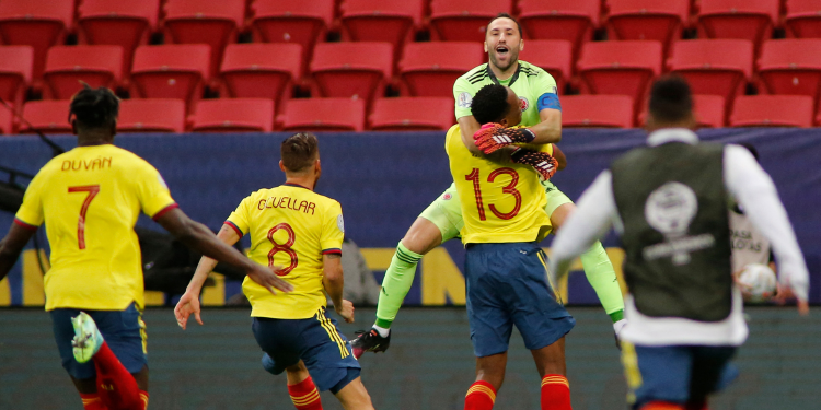 Colômbia bate Uruguai nos pênaltis e avança