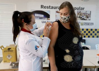 Gestantes que receberam primeira dose da AstraZeneca vão tomar segunda da Pfizer ou CoronaVac