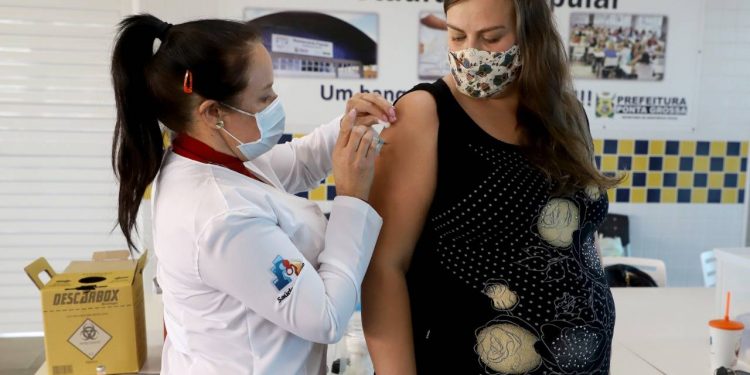 Gestantes que receberam primeira dose da AstraZeneca vão tomar segunda da Pfizer ou CoronaVac