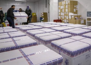 Paraná recebe 298,2 mil vacinas da AstraZeneca; lote contém apenas segundas doses