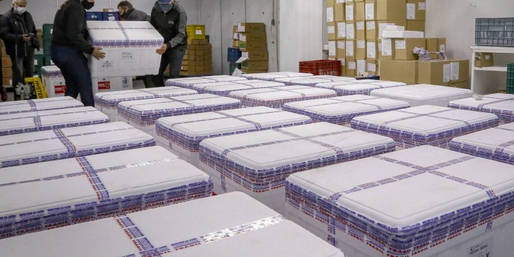 Paraná recebe 298,2 mil vacinas da AstraZeneca; lote contém apenas segundas doses