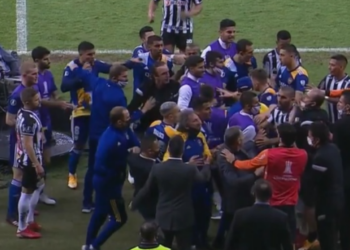 Conmebol divulga áudio de juiz e sala do VAR durante gol anulado do Boca: ouça